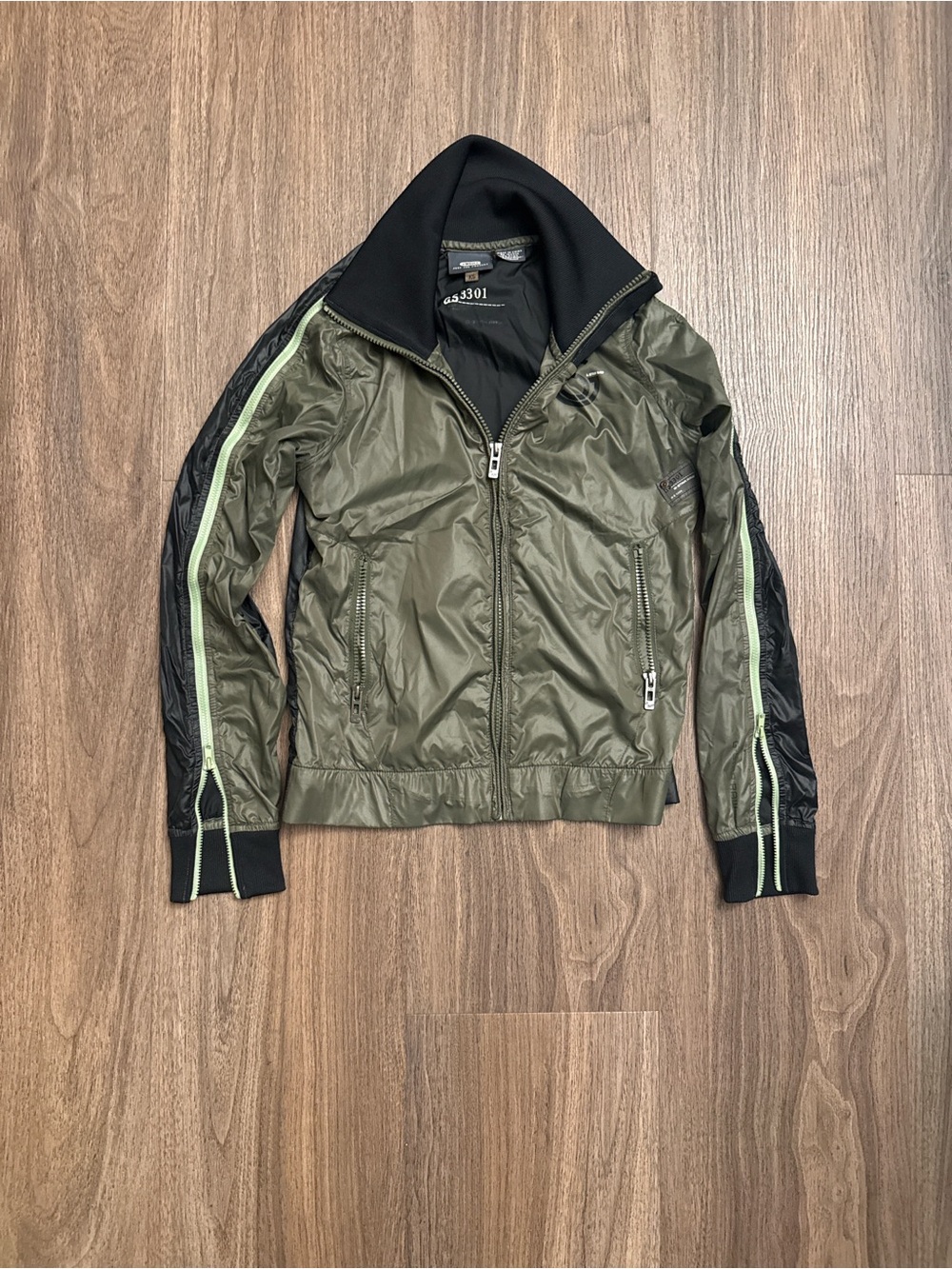 G Star women's green nylon bomber jacket with black sleeves and light grn zip